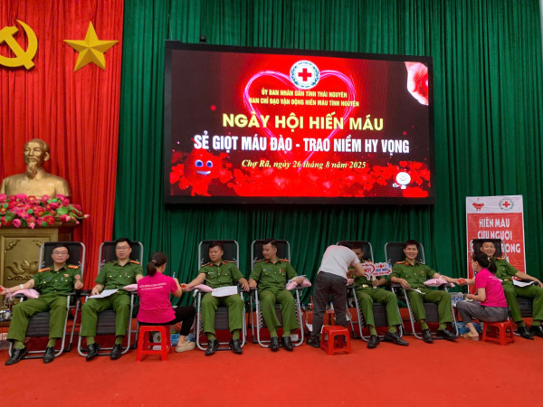 Công an xã Chợ Rã tham gia Ngày hội hiến máu tình nguyện