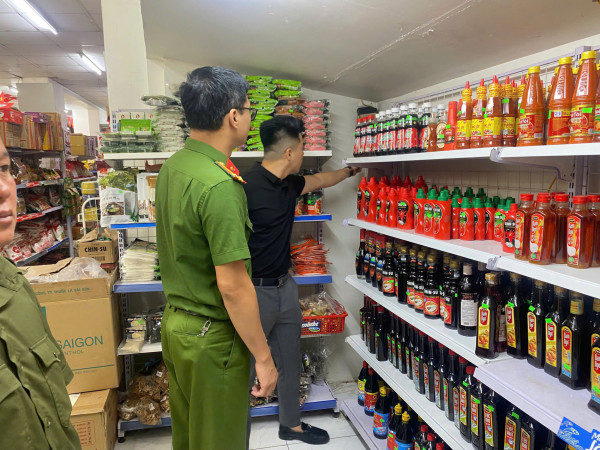Công an phường Quan Triều kiểm tra, hướng dẫn công tác PCCC đối với các hộ dân có nhà ở kết hợp kinh doanh trên địa bàn