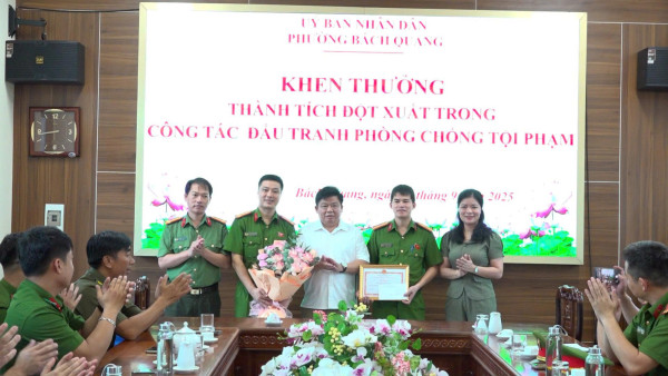 Lãnh đạo phường Bách Quang tặng Giấy khen cho tập thể Công an phường