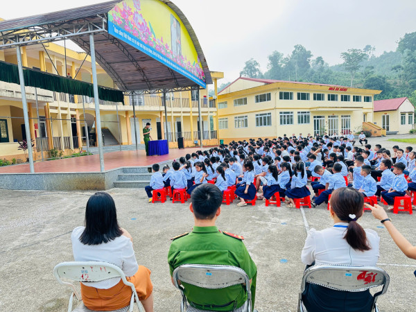 Công an xã Nghĩa Tá tuyên truyền, giáo dục pháp luật, tệ nạn ma túy, trật tự an toàn giao thông.
