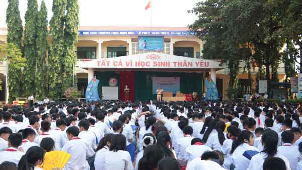 Phòng Cảnh sát giao thông, Công an tỉnh Thái Nguyên tuyên truyền pháp luật về trật tự an toàn giao thông cho hơn 1.000 học sinh.