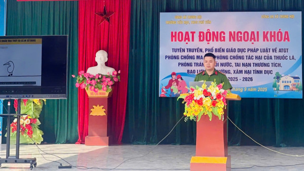 Ảnh 1 Cán bộ Công an xã Trung Hội tuyên truyền pháp luật về tệ nạn ma túy, trật tự an toàn giao thông, bạo lực học đường