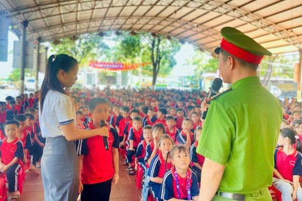 Công an xã Kha Sơn tổ chức tuyên truyền phổ biến Luật Trật tự, an toàn giao thông năm học 2025 - 2026