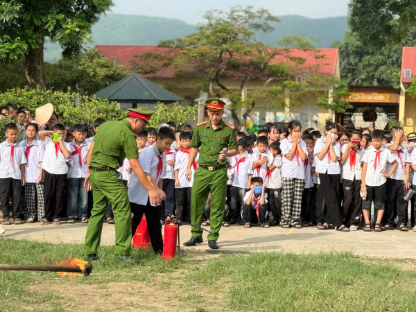 Công an xã Phú Xuyên tuyên truyền An toàn giao thông và Phòng cháy, chữa cháy, cứu nạn, cứu hộ cho cán bộ, giáo viên, học sinh.