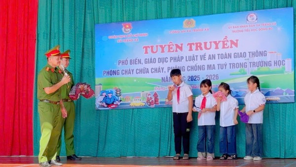 Công an xã Tràng Xá, tỉnh Thái Nguyên tuyên truyền pháp luật về an toàn giao thông, phòng cháy chữa cháy cho học sinh