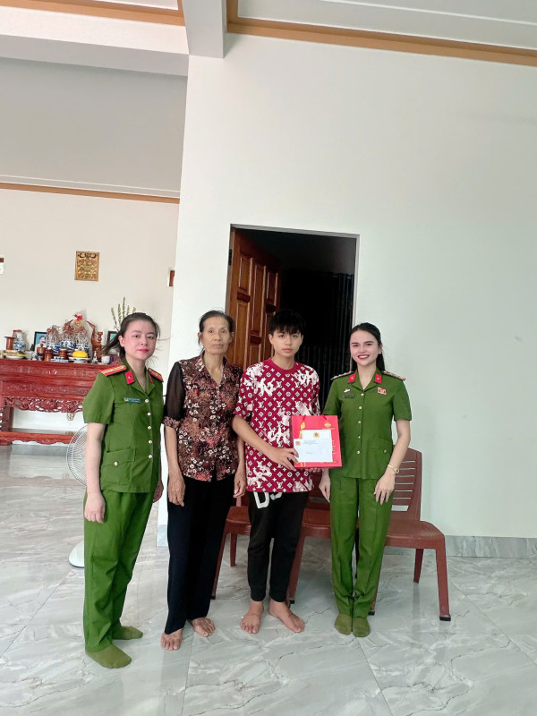 Đoàn Thanh niên, Hội Phụ nữ Phòng Cảnh sát ĐTTP về tham nhũng, kinh tế, buôn lậu và môi trường thăm hỏi, tặng quà trẻ em có hoàn cảnh khó khăn