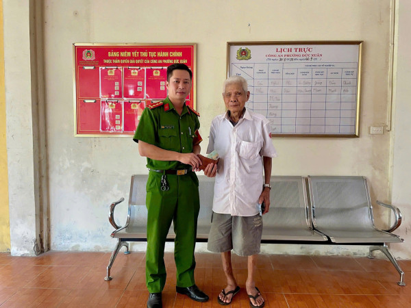 Lan tỏa hành động đẹp “Nhặt được của rơi, trả người đánh mất”