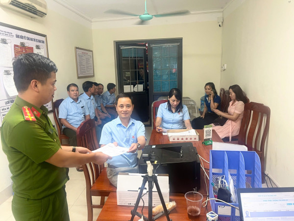 Phòng Cảnh sát QLHC về TTXH, Công an tỉnh Thái Nguyên hoàn thành 100% thu nhận hồ sơ cấp đổi thẻ đảng viên