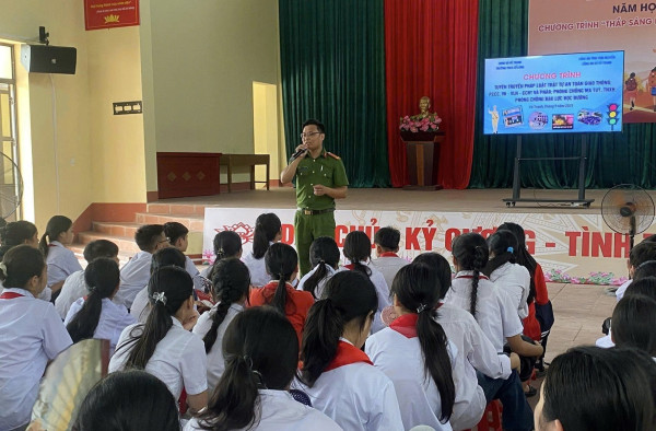 Công an xã Vô Tranh tuyên truyền pháp luật cho học sinh Trường THCS Cổ Lũng