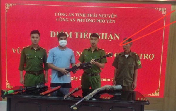 Công an phường Phổ Yên tích cực vận động công dân giao nộp vũ khí, vật liệu nổ, công cụ hỗ trợ.