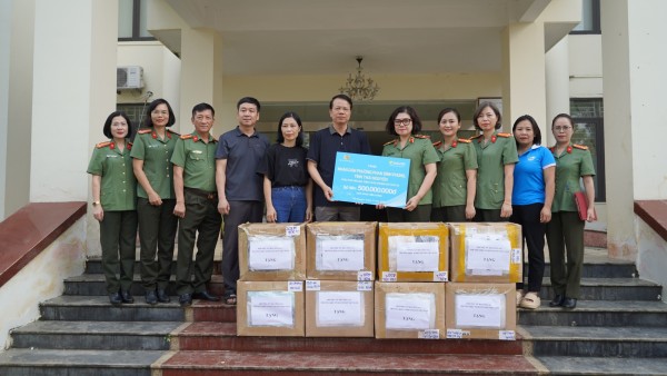 Hội phụ nữ Công an nhân dân trao quà hỗ trợ khắc phục hậu quả thiên tai và động viên gia đình lực lượng an ninh cơ sở