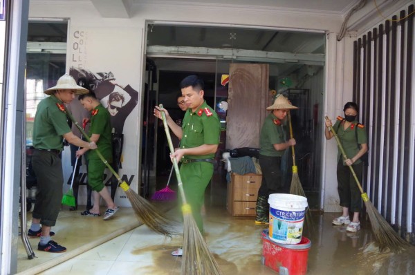Phòng Cảnh sát QLHC về TTXH chung tay khắc phục hậu quả sau bão số 11.