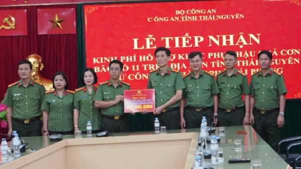 Công an tỉnh Thái Nguyên tiếp nhận 300 triệu đồng hỗ trợ từ Công an thành phố Hải Phòng khắc phục hậu quả thiên tai.