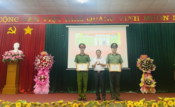 Ảnh 3 lãnh đạo UBND xã tặng giấy khen cho tập thể