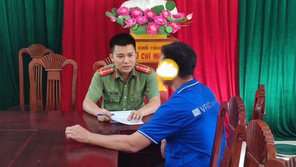 Cán bộ CAX làm việc với ông L V D