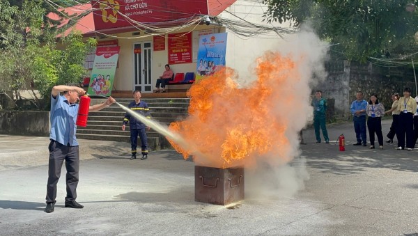 Tập huấn nghiệp vụ PCCC và CNCH tại xã Chợ Đồn