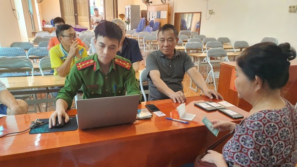 Tuổi trẻ Công an phường Phổ Yên tích cực hỗ trợ cài đặt “Sổ tay đảng viên điện tử” trên địa bàn
