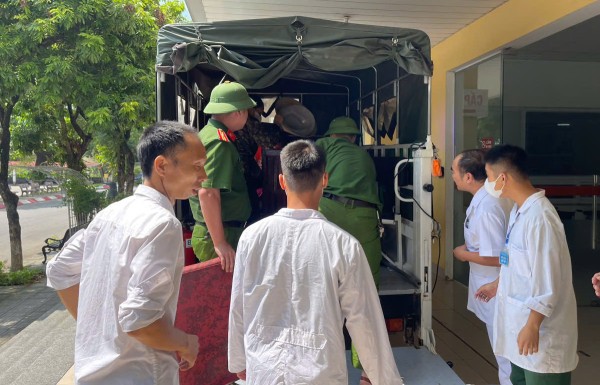 Công an xã Thành Công: Kịp thời hỗ trợ người dân bị cô lập trong bão.