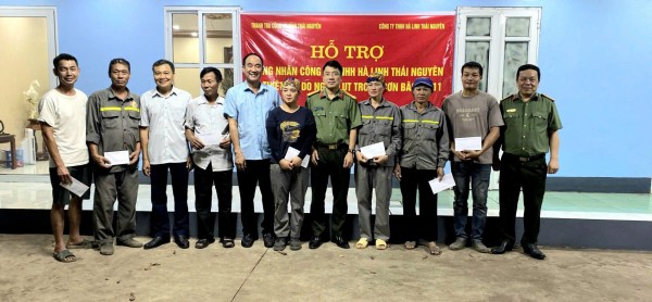 Thanh tra Công an tỉnh phối hợp cùng Công ty TNHH Hà Linh Thái Nguyên hỗ trợ cán bộ, chiến sỹ và công nhân bị ảnh hưởng bởi bão số 11