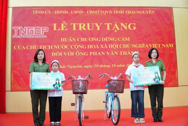 Hội Phụ nữ Công an tỉnh Thái Nguyên nhận đỡ đầu con anh Phan Văn Thành - Tổ trưởng, Tổ bảo vệ an ninh, trật tự