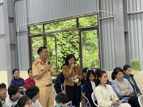 Hơn 2.100 học sinh, giáo viên và nhân dân được tuyên truyền Luật Trật tự an toàn giao thông đường bộ