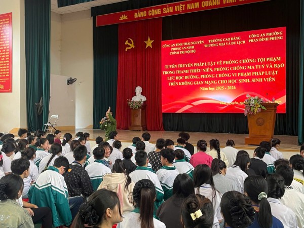 Công an phường Phan Đình Phùng tuyên truyền pháp luật tại Trường Cao đẳng thương mại và du lịch