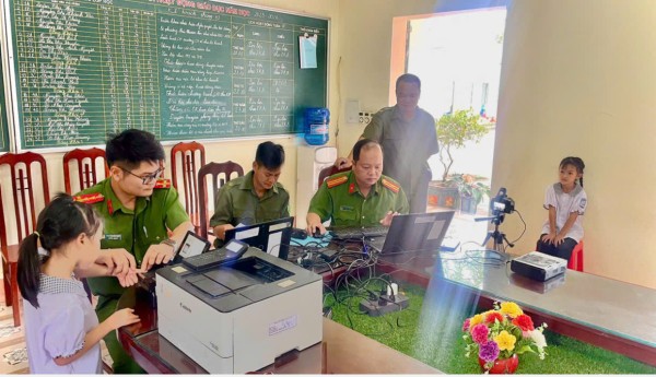 Công an phường Phúc thuận thực hiện cấp căn cước tại trường tiểu học Minh Đức