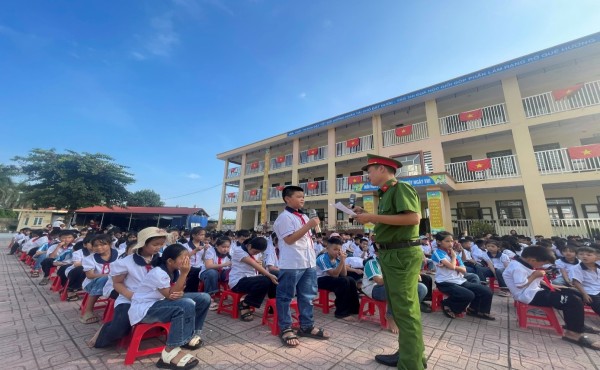 Công an xã Đại Từ phối hợp với các nhà trường đưa nội dung tuyên truyền, giáo dục pháp luật vào chương trình học giáo dục kỹ năng sống