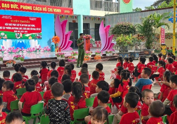 Tuyên truyền kiến thức phòng cháy, chữa cháy và cứu nạn, cứu hộ tại 2 trường mầm non