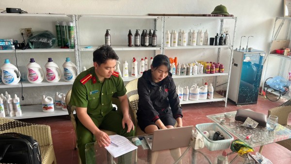 Tổ công tác trực tiếp hướng dẫn chủ cơ sở kinh doanh khai báo, cập nhật dữ liệu trên cơ sở dữ liệu quốc gia về PCCC và CNCH (ảnh 2)