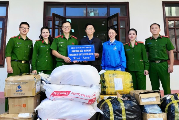 Hội Phụ nữ, Đoàn Thanh niên, Phòng Cảnh sát kinh tế Công an tỉnh Thái Nguyên ủng hộ nhu yếu phẩm hỗ trợ nhân dân vùng lũ thành phố Huế