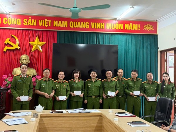 Trao quà cán bộ chiến sĩ Phòng Cảnh sát kinh tế bị ảnh hưởng bão Matmo 2025