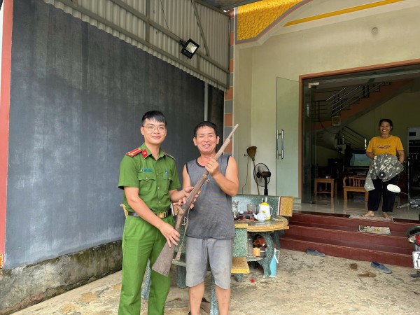 Công an xã Lam Vỹ tuyên truyền, vận động người dân giao nộp vũ khí, vật liệu nổ, công cụ hỗ trợ