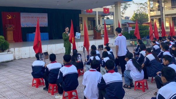 Công an xã Thành Công tổ chức tuyên truyền, phổ biến kiến thức pháp luật cho học sinh