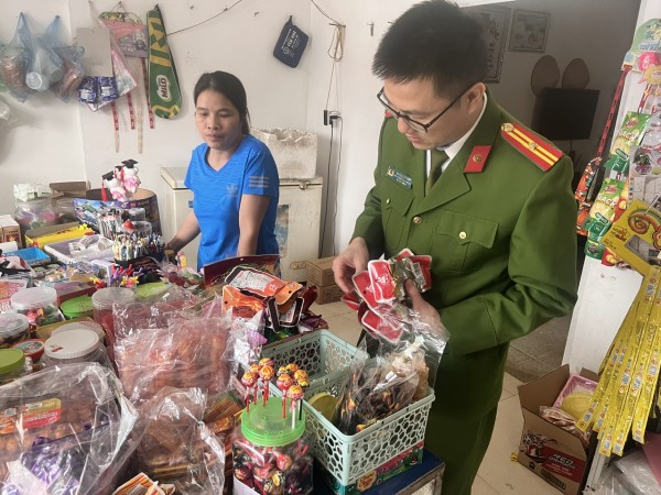 ảnh 1, Tổ công tác kiểm tra cơ sở kinh doanh bánh kẹo
