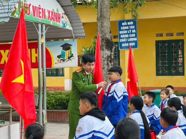 Công an các xã tăng cường tuyên truyền pháp luật trong trường học