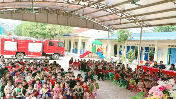 Tuyên truyền, trải nghiệm thực hành kỹ năng phòng cháy, chữa cháy và cứu nạn, cứu hộ tại Trường Mầm non Việt Đức