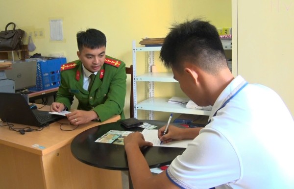 Công an phường Phan Đình Phùng hỗ trợ người dân trả lại tài sản cho người đánh rơi