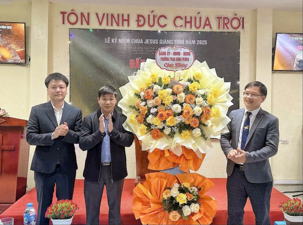 Thăm, chúc mừng Giáng sinh các tổ chức tôn giáo trên địa bàn phường Phan Đình Phùng