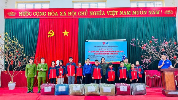 Trao tặng chăn ấm cho các em học sinh có hoàn cảnh khó khăn