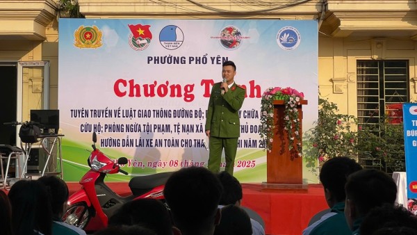 Tuyên truyền, phổ biến giáo dục pháp luật và hướng dẫn lái xe an toàn cho học sinh.