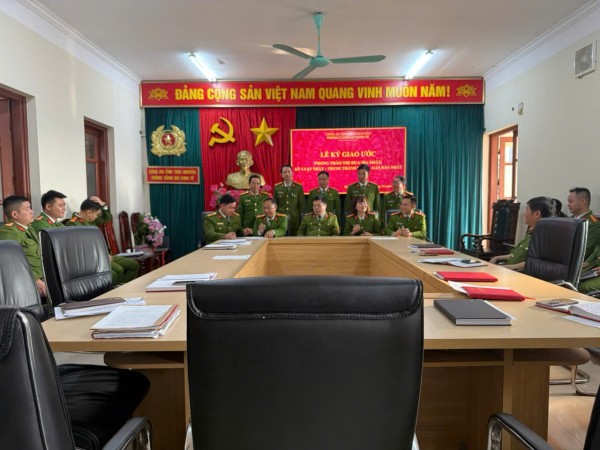 Phòng Cảnh sát kinh tế phát động và ký giao ước thực hiện phong trào thi đua “Ba nhất: Kỷ luật nhất- Trung thành nhất- Gần dân nhất”.