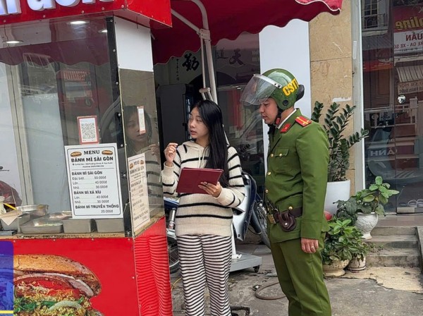 Công an phường Phổ Yên ra quân xử lý lấn chiếm vỉa hè, lề đường gây mất an toàn giao thông và mỹ quan đô thị