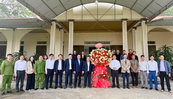 Công an xã Thành Công thăm, chúc mừng Giáng sinh tại Giáo họ Na Lang