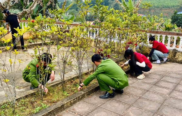 Công an xã Phú Lạc chỉnh trang cảnh quan nghĩa trang liệt sĩ.