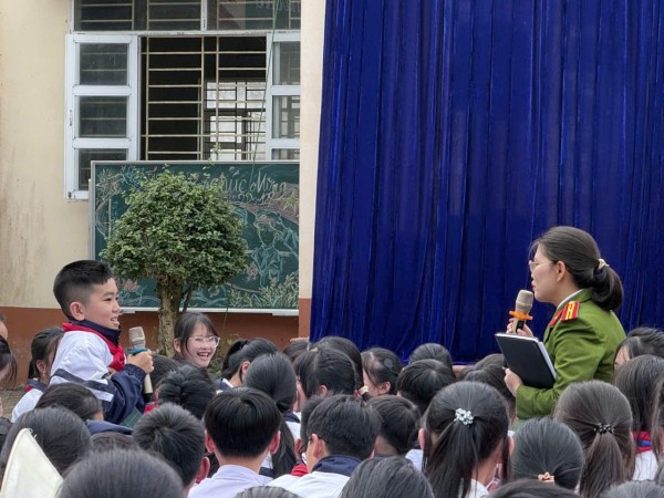 Ảnh 1 Công an xã thực hiện công tác tuyên truyền pháp luật giao thông tại trường học