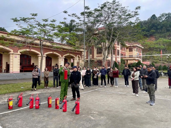 Công an xã Bằng Thành tuyên truyền phòng chống cháy nổ đối với các cơ sở kinh doanh trên địa bàn