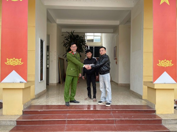 Công an xã Đại Phúc giúp đỡ người đi lạc trở về gia đình
