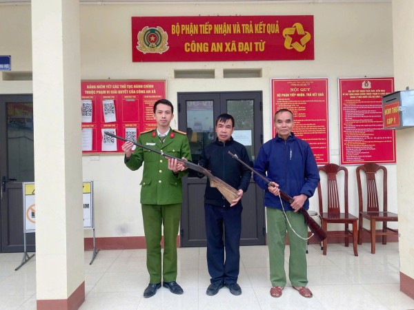 Công an xã Đại Từ tuyên truyền, vận động người dân giao nộp vũ khí, vật liệu nổ, công cụ hỗ trợ và pháo