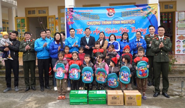 Chung tay sẻ chia, mang Tết ấm đến với bà con